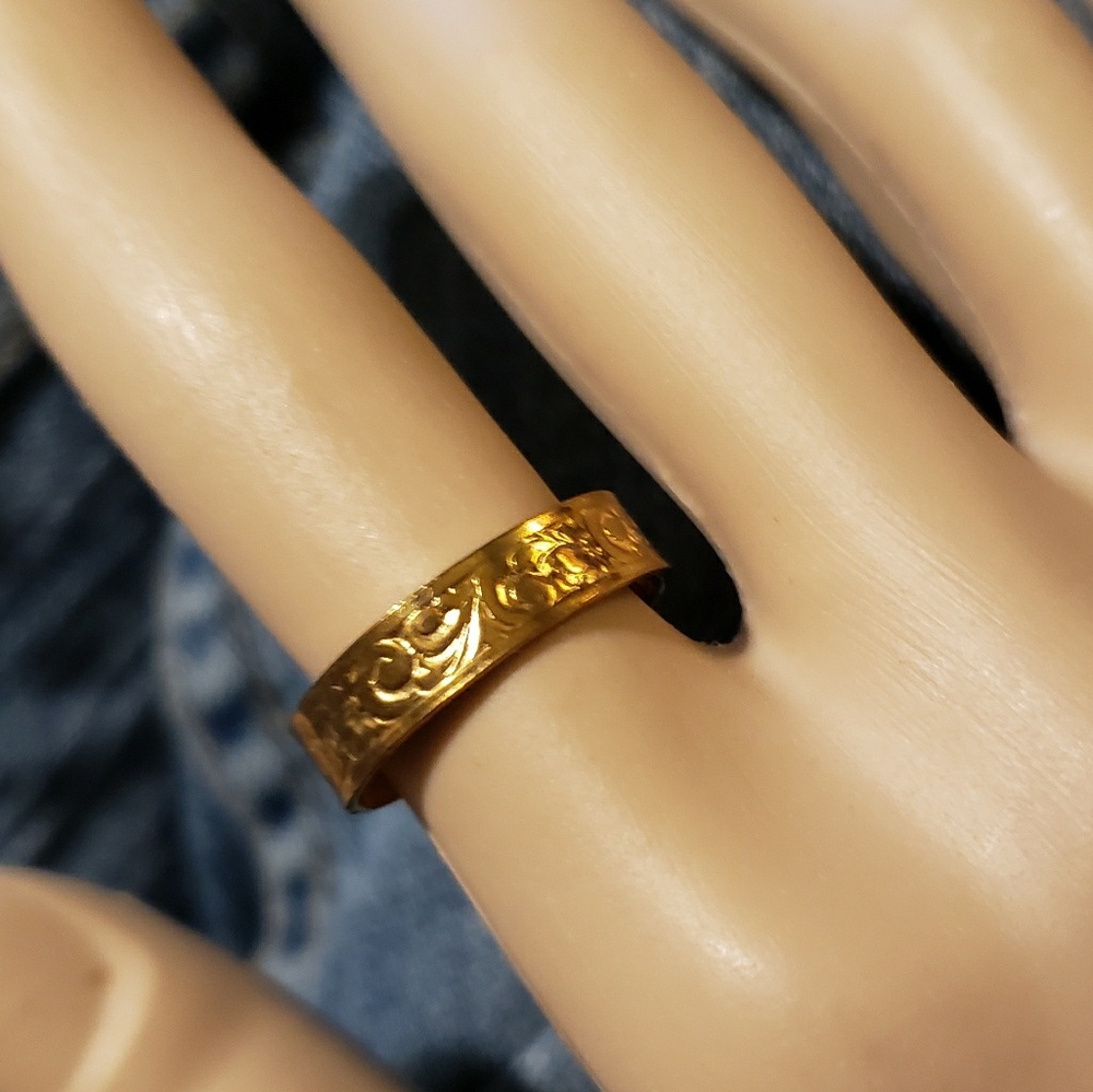 🛍 Adjustable goldtone ring